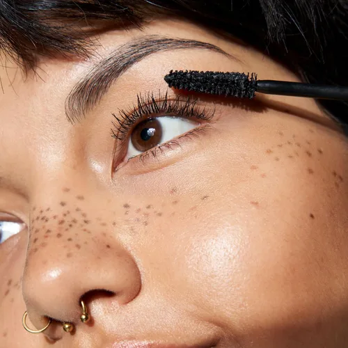 Vista 5 de essence Lash Princess False Lash Effect Mascara Voluminizante y alargador Libre de crueldad animal y sin parabenos