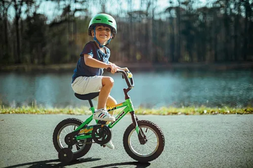 Vista 2 de Bicicleta para niños Dynacraft Magna Major Damage – Diseño audaz y duradero, perfecto para niños que aprenden a andar en bicicleta, resistente