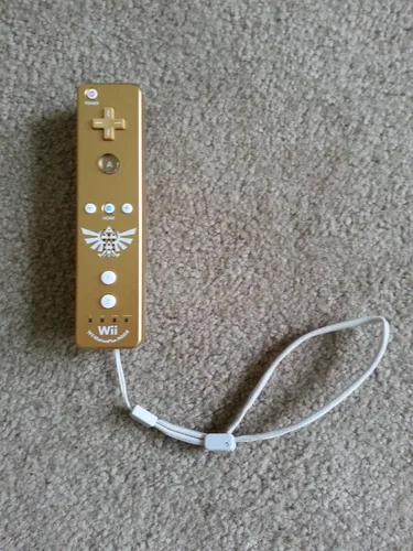 Vista 5 de Nintendo Wii Remote Plus, Gold (Zelda Edition) (Certified Refurbished)