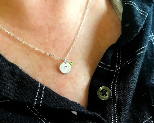 Vista 2 de Collar de plata esterlina con dije con letra inicial y el mes de nacimiento, pequeño disco de cartas personalizadas Dainty, pequeño