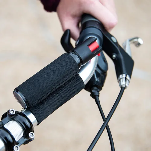 Vista 6 de SABRE Cyclist Pepper Spray con correa ajustable para bicicleta, 45 ráfagas, rango de 10 pies (9.8 ft), diseño de gancho y bucle extraíble para un