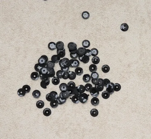 Vista 5 de SOWAKA Lentejuelas sueltas de 1.76 oz (0.236 in), pequeñas lentejuelas vintage para coser, proyectos de manualidades, bordado, suministros Negro