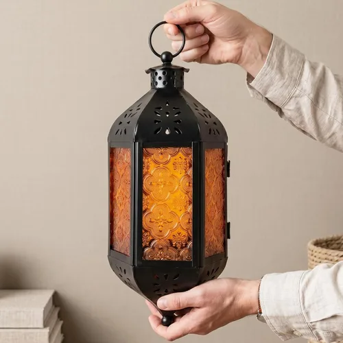 Vista 7 de Vela Lanterns Farol marroquí colgante con luces LED parpadeantes, decoración exótica decorativa de patio y porche, portavelas para interiores y Ámbar
