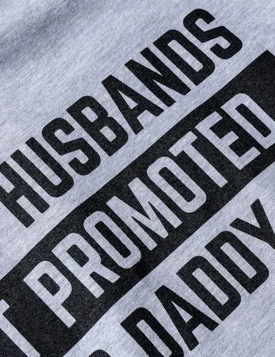 Vista 5 de Great Husbands Get Promoted to Daddy Divertida camiseta de revelación de género de paternidad para hombre