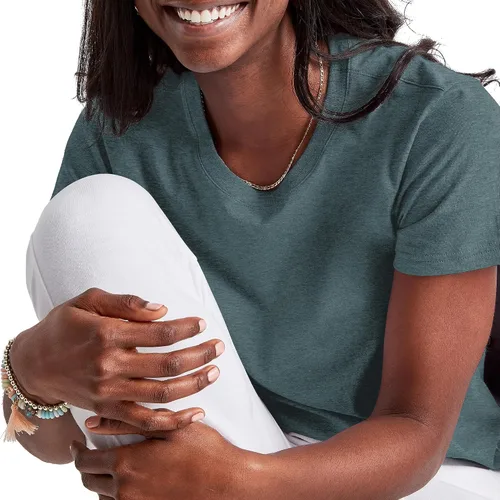 Vista 4 de Hanes Camiseta clásica de cuello redondo de triple mezcla para mujer, con dobladillo curvado, disponible en tallas grandes