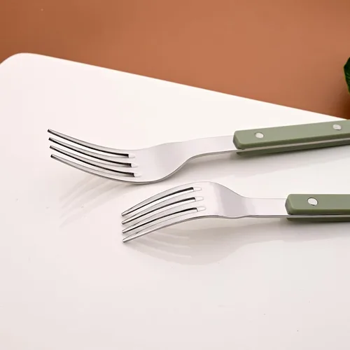 Vista 3 de Juego de 20 cubiertos de acero inoxidable para 4 piezas con mango de plástico acrílico, mantequilla y cuchillo de cena, juego de cubiertos