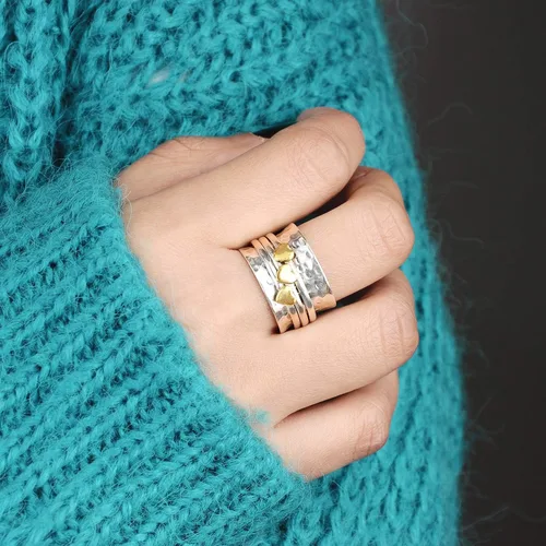 Vista 2 de Boho-Magic Anillo giratorio para mujer de plata de ley 925 con corazones de latón y bandas antiestrés