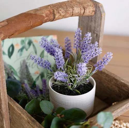 Vista 6 de Kurrajong Farmhouse Planta de lavanda falsa grande Planta de lavanda artificial de 9 pulgadas de alto en maceta de cerámica mate blanca Bonita