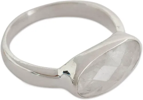 Vista 3 de NOVICA Anillo de cóctel artesanal hecho a mano con piedra lunar arcoíris de plata de ley, transparente, simple, indio, moderno, bisel de corona