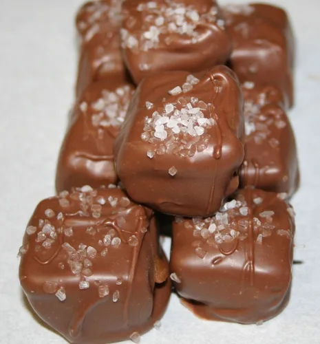 Vista 4 de Caramelos de chocolate negro con sal marina - Garantía sin derretimiento (1 libra)