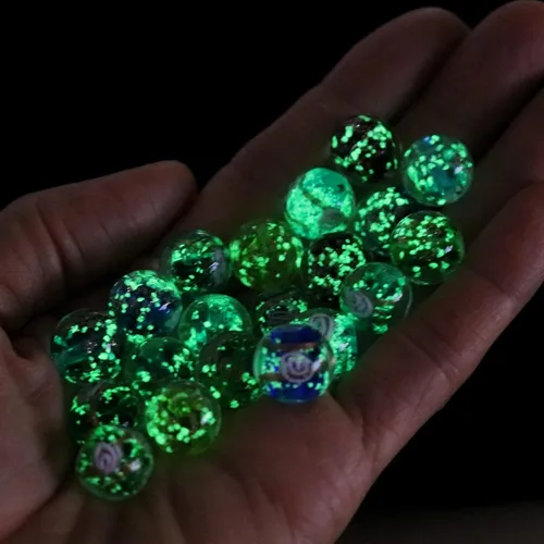 Vista 4 de Artsy Crafts - 20 cuentas surtidas de luciérnaga que brillan en la oscuridad de 0.47 pulgadas (0.472 in), cuentas de vidrio luminosas para hacer