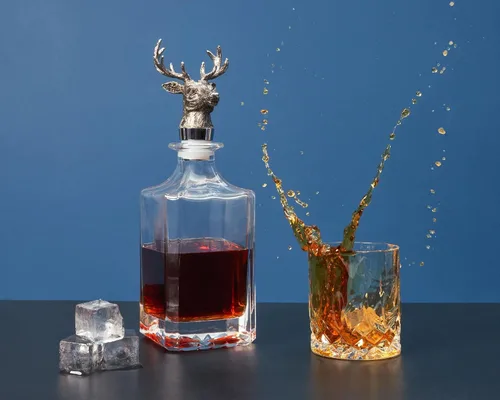 Vista 4 de Regent - Decantador de whisky de cuerpo recto – Tapón de cabeza de ciervo cromado, juego de regalo para bar por decantador de lujo para bourbon