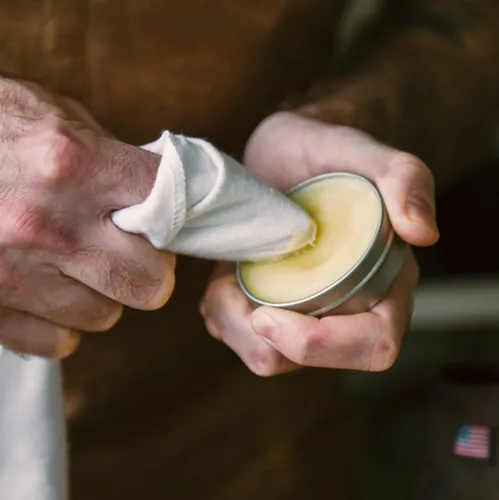 Vista 4 de Otter Wax Cera para botas 2 onzas Impermeabilizante de cuero natural Fabricado en Estados Unidos