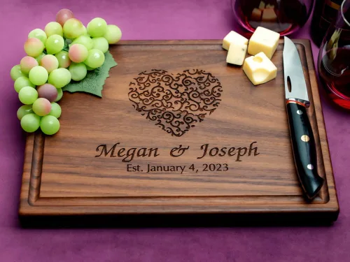 Vista 2 de Tablas de cortar personalizadas Charcutería grabada de madera hecha a mano Boda personalizada, aniversario, regalo de compromiso para parejas
