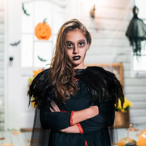 Vista 6 de YoleShy Chal de plumas negras con cuernos de maléfica, diadema de maléfica, disfraz de maléfica para mujer, capa negra de maléfica para mujer