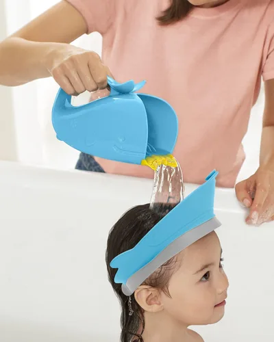 Vista 2 de Skip Hop Moby - Gorro de ducha para bebé, visera de baño Moby para bebés y niños de 29.5 ft +, color azul