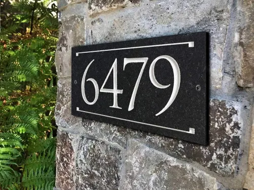 Vista 3 de Placa de dirección de piedra con números grabados. Letrero de dirección hecho de piedra sólida y real.