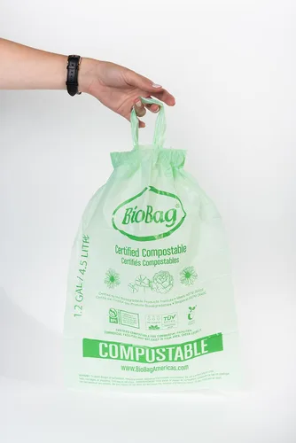 Vista 5 de Bolsas de basura compostables con cordón de 1.2 galones para restos de alimentos de BioBag, 80 unidades, certificadas por BPI, cumplen
