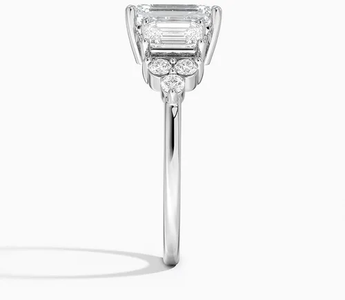 Vista 2 de IGI - Anillo de compromiso de diamantes creados en laboratorio de talla esmeralda blanca de 2.50 quilates con acento, dos esmeraldas brillantes