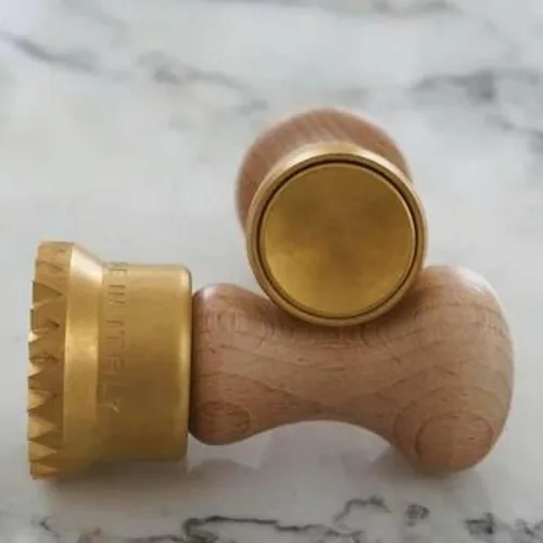Vista 7 de La Gondola Sello casero para ravioles – redondo suave 1.5 pulgadas Herramienta para hacer pasta italiana para el hogar y negocios Latón y madera
