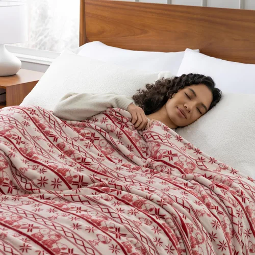 Vista 6 de Berkshire Peanuts® VelvetLoft® - Manta de felpa de Snoopy con bonito personaje, acogedora manta Fairisle Crimson Neutral, manta de 55 x 70 pulgadas