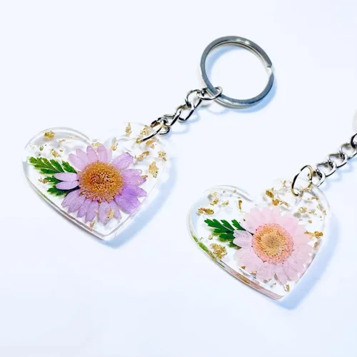Vista 5 de Llavero de corazón de resina de girasol o margarita con copos dorados, bonito dije floral para bolso, conductor adolescente, regalo del día de San