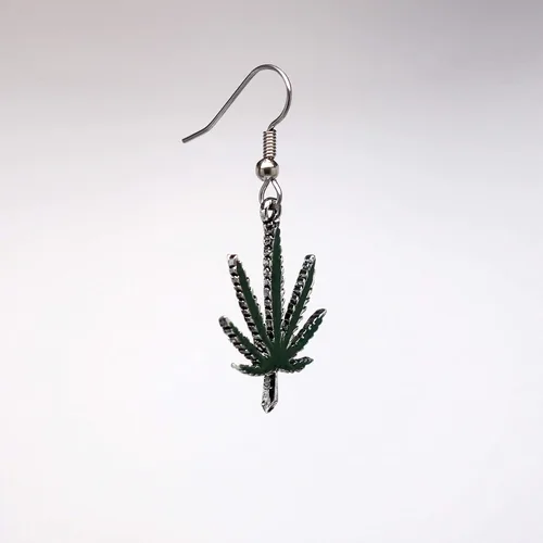 Vista 6 de Aretes colgantes de hojas de marihuana con esmalte verde sobre peltre, Metal Esmalte