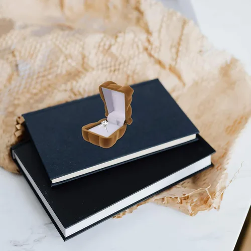 Vista 4 de FOMIYES Caja de anillo de compromiso con mini oso, caja de anillo de boda, caja de regalo creativa, caja de regalo para propuesta de compromiso