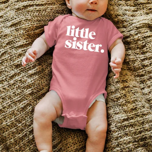 Vista 3 de Olive Loves Apple Body de hermana pequeña para bebé niña