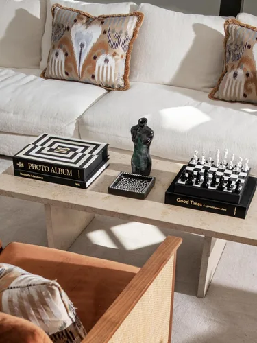 Vista 7 de PrintWorks Art of Chess – Juego de ajedrez de madera en blanco y negro con tablero acrílico – Elegante juego de mesa de café para adultos y familias