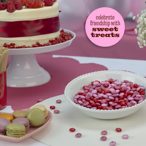 Vista 5 de M&M'S WORLD Galentine's Day - Caramelos de chocolate, 2 libras, celebra el amor con tu Galentine, regalo único para amigos, solteros y fiestas, crea