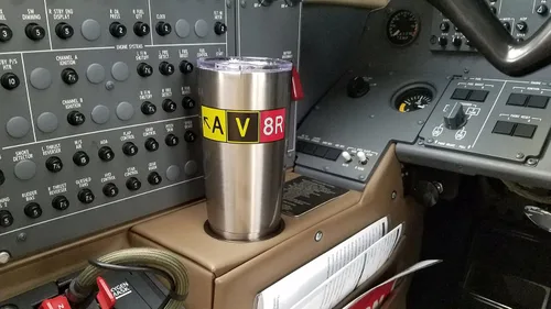 Vista 8 de Pilot Expressions AV8R Taxiway Sign - Vaso aislado de acero inoxidable
