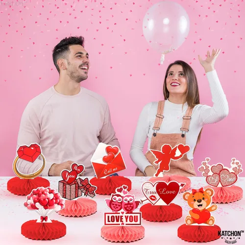 Vista 6 de KatchOn, Centros de mesa de San Valentín para mesas, grandes, paquete de 39 Decoración de corazones colgantes de San Valentín, centros de mesa