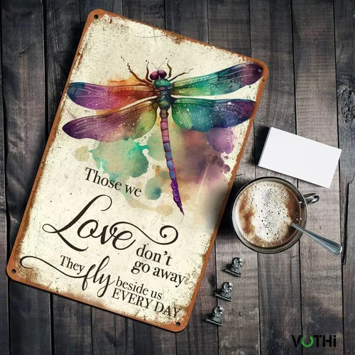 Vista 4 de Letrero retro de libélula What We Love Will Not Go Away 8x12 pulgadas Aluminio, divertido diseño retro, decoración de cocina, hogar, cafetería