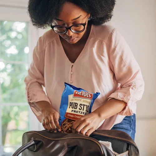 Vista 3 de Herr's Pretzels finos de masa madre estilo pub, 12 onzas (paquete de 9 bolsas) – Pretzels crujientes de masa madre, perfectos para sumergir