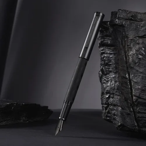Vista 5 de HONG DIAN Black Forest Max - Pluma estilográfica, punta mediana con recubrimiento de titanio, nudo chino, grabado, bolígrafo de escritura suave