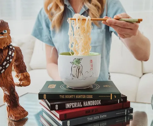 Vista 7 de Star Wars Yoda May The Force Be With You - Juego de vajilla de cerámica Incluye cuenco de fideos ramen de 20 onzas y palillos de madera