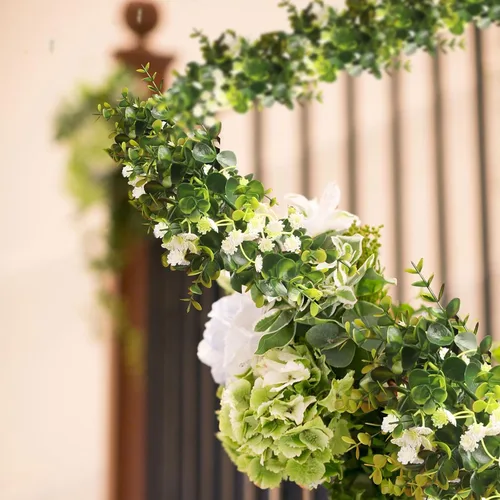 Vista 8 de Guirnalda de eucalipto con flores de 6 pies, paquete de 2 guirnaldas artificiales de eucalipto colgantes de verano adecuadas para mesa, boda, telón