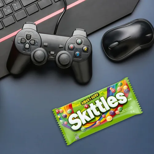 Vista 6 de Skittles Caramelo de fruta masticable Sours 1.80 oz x 24pk, sin gluten, sin gelatina, sabores agrios: lima, limón, naranja, fresa, uva