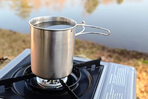 Vista 8 de Botella de agua de acero inoxidable Gearland con taza de camping anidada y tapa para bolsa de evacuación, equipo de supervivencia en la naturaleza