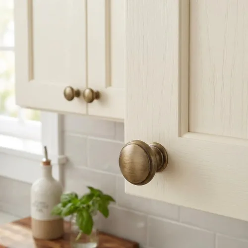 Vista 4 de Cosmas Paquete de 10 pomos de hongo de latón envejecido cepillado 5422BAB de 1-3/16 de diámetro Diseño de hongos Herrajes para cocina, baño