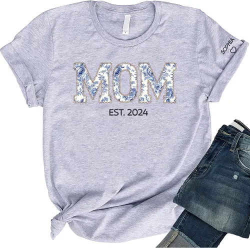 Vista 3 de LOVELYPOD Sudadera bordada personalizada con nombre de niños en la manga, camisa del día de la madre, regalo para la nueva mamá en Navidad
