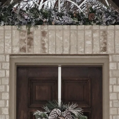Vista 3 de Haute Decor Guirnalda de Navidad preiluminada de 6 pies Snowfall Creek con 60 luces LED blancas suaves y piñas reales