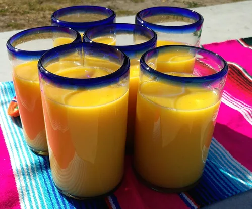 Vista 7 de Dos Sueños Vasos mexicanos soplados a mano, juego de 6 vasos con bordes azul cobalto (14 onzas cada uno)