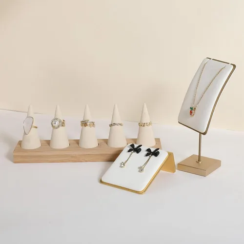 Vista 9 de GemeShou Soporte de anillo de madera beige, soporte de anillo de terciopelo para joyas, soporte de exhibición de anillo lindo para vender, soporte