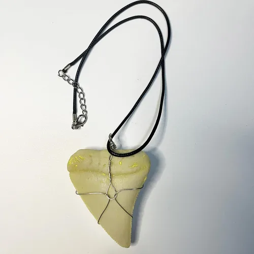 Vista 3 de Gran collar de réplica de diente de tiburón blanco, 2.5 pulgadas