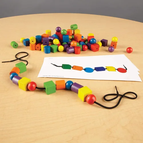 Vista 5 de Learning Resources Set de tarjetas de cuentas y patrones, cuentas para cordones, 130 piezas, a partir de 3 años