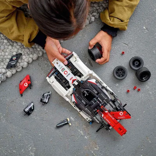 Vista 8 de LEGO Technic Formula E(R) Porsche 99X Electric 42137