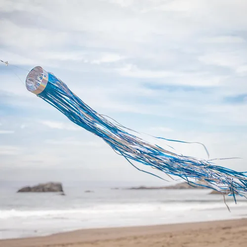Vista 3 de In the Breeze Calcetín de viento holográfico Mylar azul cobalto 9063