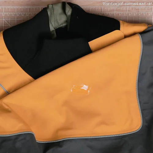 Vista 7 de GEAR AID Aquaseal FD - Adhesivo de reparación flexible y duradero para fijar desgarros y agujeros en vadeadores, trajes de neopreno, inflables
